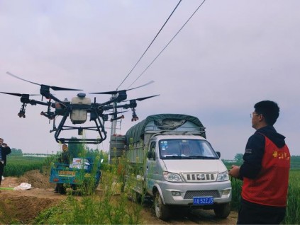 重庆植保无人机作业服务队驰援河南开展小麦“一喷三防”作业