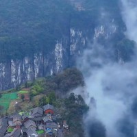 贵州六盘水陡箐要两台飞机吊运